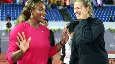 americateve | Las tenistas Serena Williams, izquierda, y Victoria Azarenka, comparten tras una exhibici&oacute;n el s&aacute;bado, 28 de diciembre de 2013, en Hua Hin, Tailandia. Foto suministrada por BEC Tero. (AP Photo/BEC Tero)