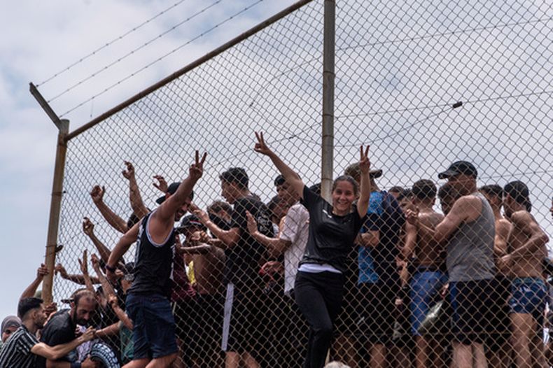 Migrantes cruzan desde Marruecos al enclave español de Ceuta, el jueves 30 de julio de 2026. (AP Foto/Antonio Sempere)