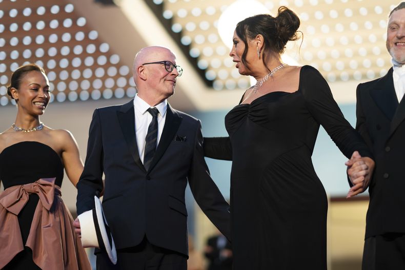 Zoe Saldaña, de izquierda a derecha, Jacques Audiard, Karla Sofía Gascón, y Damien Jalet posan al salir de la premiere de Emilia Perez en la 77a edición del Festival de Cine de Cannes, en Francia el sábado 18 de mayo de 2024. (Foto Scott A Garfitt/Invision/AP)