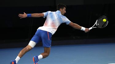 Mejor en la pierna, Djokovic apunta al título en Australia