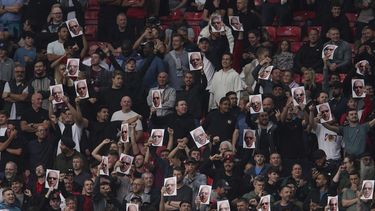 Hinchas de Man United protestan contra dueños del club
