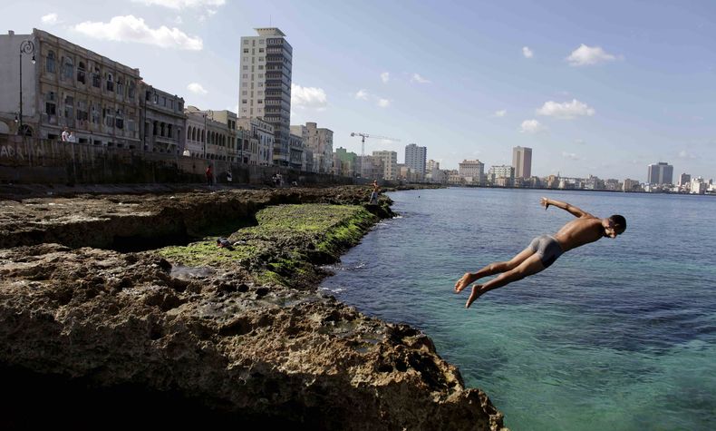 Un joven se tira al agua en el Malec&oacute;n de La Habana el 28 de noviembre del 2011. Cuba puede ser un destino tur&iacute;stico atractivo para los estadounidenses, pero por ahora seguir&aacute;n sin poder visitar la isla a pesar del anuncio del restabl