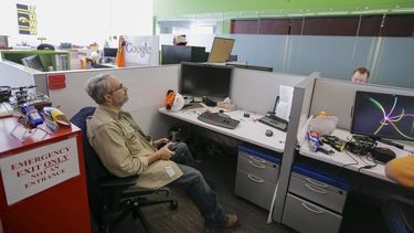 americateve | Derrick Aumiller, empleado de Google, vuela un helic&oacute;ptero de control remoto en el nuevo centro de datos de la compa&ntilde;&iacute;a en el occidente de Iowa, en Council Bluffs, Iowa, el jueves 3 de octubre de 2013. Google anunci&oacute; el martes