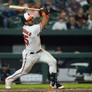 El venezolano Anthony Santander, de los Orioles de Baltimore, conecta un doble en el encuentro del martes 30 de mayo de 2023 ante los Guardianes de Cleveland (AP Foto/Julio Cortez)