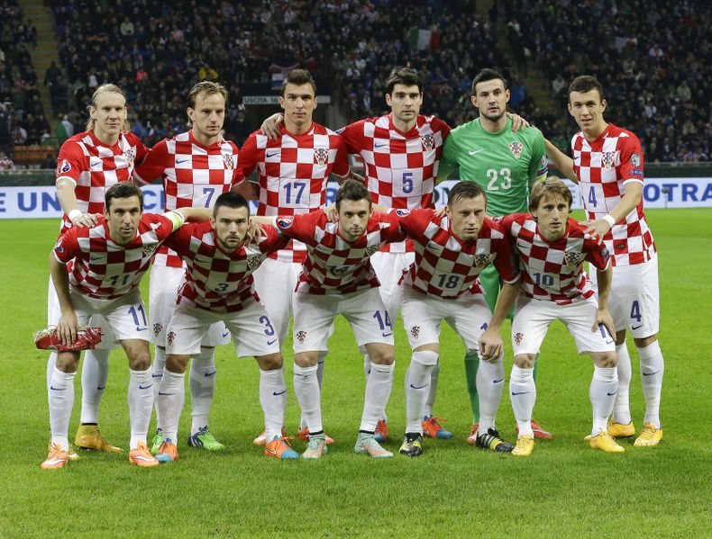 El jugador de Croacia y del Real Madrid, Luka Modric, abajo derecha, posa con sus compa&ntilde;eros de la selecci&oacute;n antes de un partido contra Italia por las eliminatorias de la Eurocopa el domingo, 16 de noviembre de 2014, en Mil&aacute;n.(AP Phot