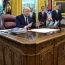 Trump echa leña al fuego al llamar matones a manifestantes
