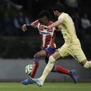 Jhon Murillo del Atlético San Luis y Néstor Araujo pelean por el balón en el duelo de vuelta de los cuartos de final del fútbol mexicano en el Estadio Azteca el sábado 13 de mayo del 2023. (AP Foto/Eduardo Verdugo)