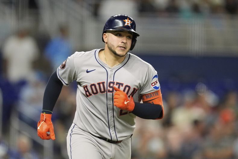El dominicano Yainer Díaz, de los Astros de Houston, corre tras conectar un jonrón de tres carreras ante los Marlins de Miami, el martes 5 de agosto de 2025 (AP Foto/Rebecca Blackwell)