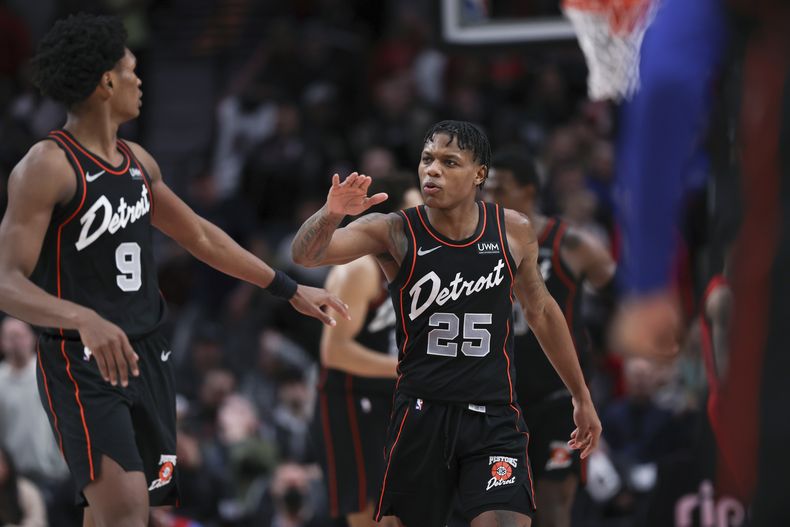 Marcus Sasser, base de los Pistons de Detroit, festeja con Ausar Thompson en el duelo del jueves 8 de febrero de 2024, ante los Trail Blazers de Portland (AP Foto/Howard Lao)