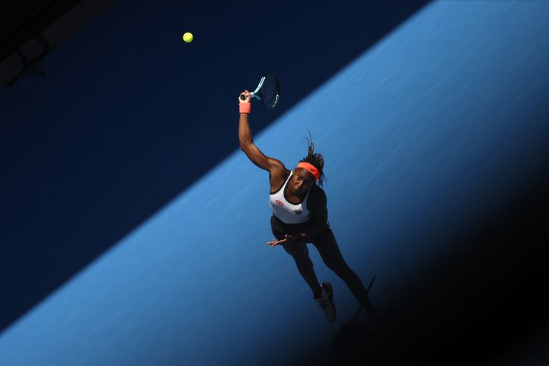Foto del 22 de enero del 2023, la estadounidense Coco Gauff saca en el duelo ante la letona Jelena Ostapenko en el Abierto de Australia. (AP Foto/Asanka Brendon Ratnayake)