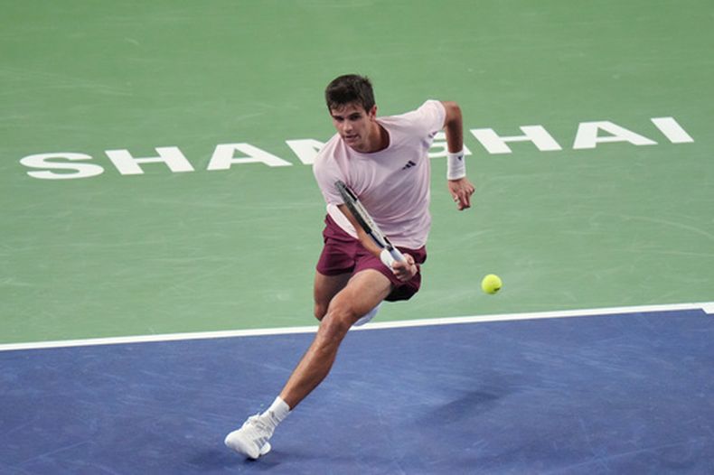 Rafael Jódar devuelve ante Casper Ruud en los cuartos de final del Masters de Shangái, el viernes 16 de octubre de 2026, en Shangái. (AP Foto/Andy Wong)