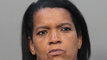 mujer cubana robo a la anciana que cuidaba  en miami para ayudar a su hijo preso en la isla