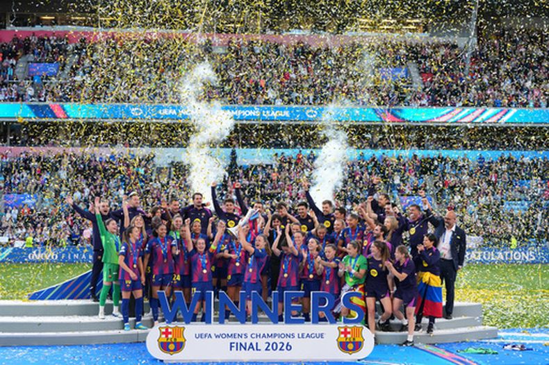 Irene Paredes del Barcelona levanta el trofeo tras ganar la final de la Liga de Campeones femenina al vencer 4-0 al Lyon en Oslo, Noruega el sábado 23 de mayo del 2026. (AP Foto/Kirsty Wigglesworth)