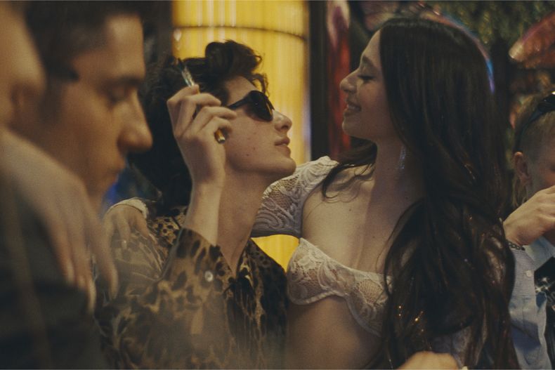 En esta imagen proporcionada por Neon, Mark Eydelshteyn, izquierda, y Mikey Madison en una escena de Anora. (Neon vía AP)