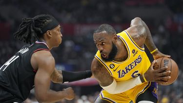 LeBron se lesiona y Clippers se imponen 114-101 a Lakers