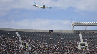 Un avión vuela sobre el Estadio Monumental antes de la Final de la Copa Libertadores entre el Botafogo y Atletico Mineiro el sábado 30 de noviembre del 2024. (AP Foto/Natacha Pisarenko)