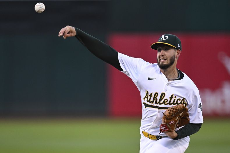 Mitch Spence, lanzador de los Atléticos de Oakland, labora frente a los Angelinos de Los Ángeles, en el juego del martes 2 de julio de 2024 (AP Foto/Eakin Howard)