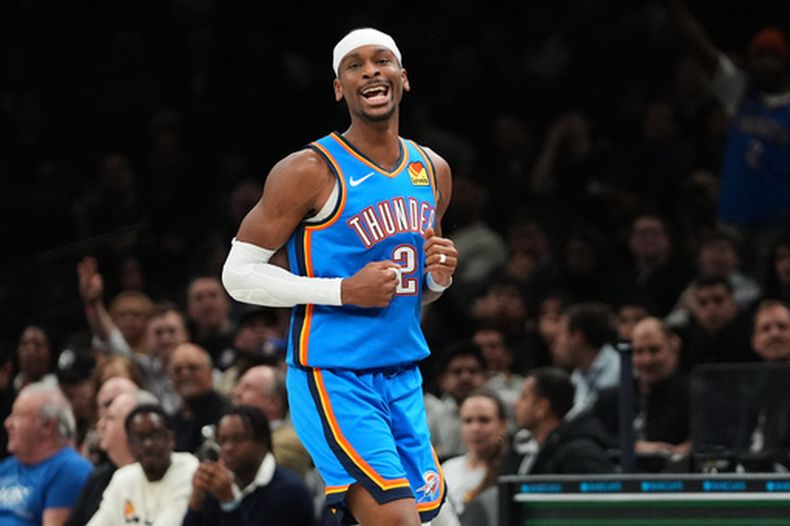 Shai Gilgeous-Alexander, del Thunder de Oklahoma City, festeja durante un partido ante los Nets de Brooklyn, el miércoles 18 de marzo de 2026 (AP Foto/Frank Franklin II)