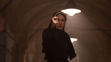 ARCHIVO - Esta imagen proveída por Warner Bros. Pictures muestra a Taissa Farmiga como la hermana Irene en la cinta de terror La Monja II, de New Line Cinema. (Bruno Calvo/Warner Bros. Pictures vía AP, Archivo)