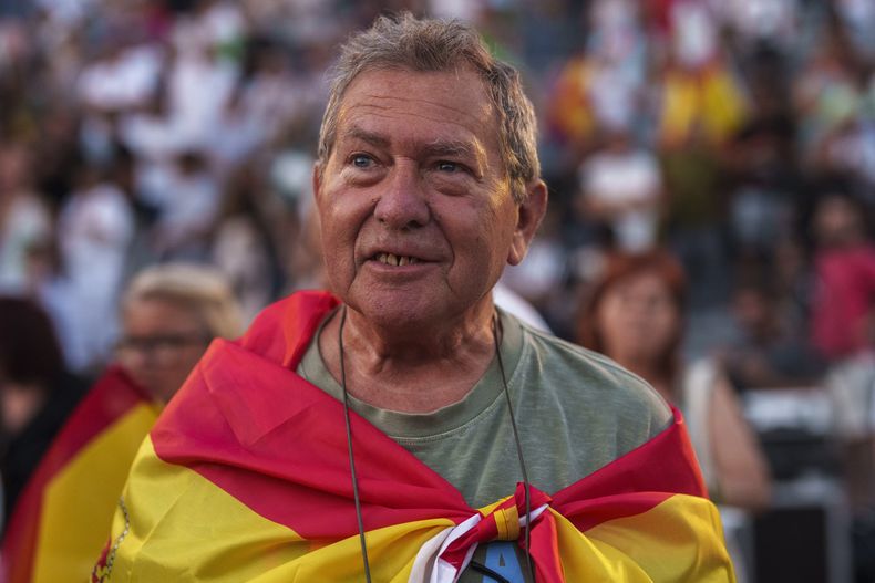 Un seguidor del partido de ultraderecha VOX asiste, envuelto en una bandera de España, a un acto de campaña de la formación en Guadalajara, España, el 15 de julio de 2023. Las elecciones generales del 23 de julio podrían convertir a España en el último de la Unión Europea en virar hacia la derecha. La mayoría de las encuestas sitúan al conservador Partido Popular por delante del Partido Socialista, pero podría necesitar el apoyo del ultraderechista Vox para formar gobierno. (AP Foto/Manu Fernández)