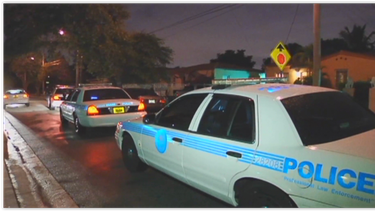 Asaltan  a una mujer minutos después de llegar a su casa