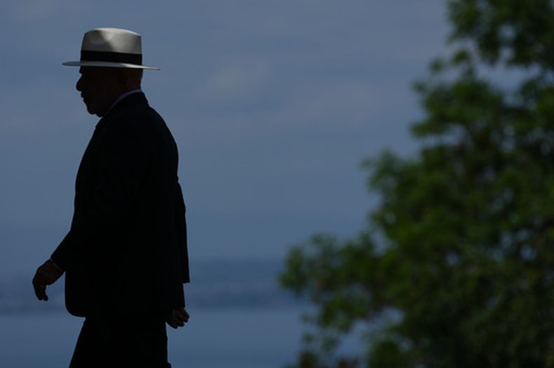 El presidente de Brasil, Luiz Inácio Lula da Silva se dirige al estrado antes de una foto grupal con los líderes del G7 y naciones invitadas durante la cumbre del G7, el 16 de junio de 2026, en Evian-les-Bains, Francia. (AP Foto/Thibault Camus)