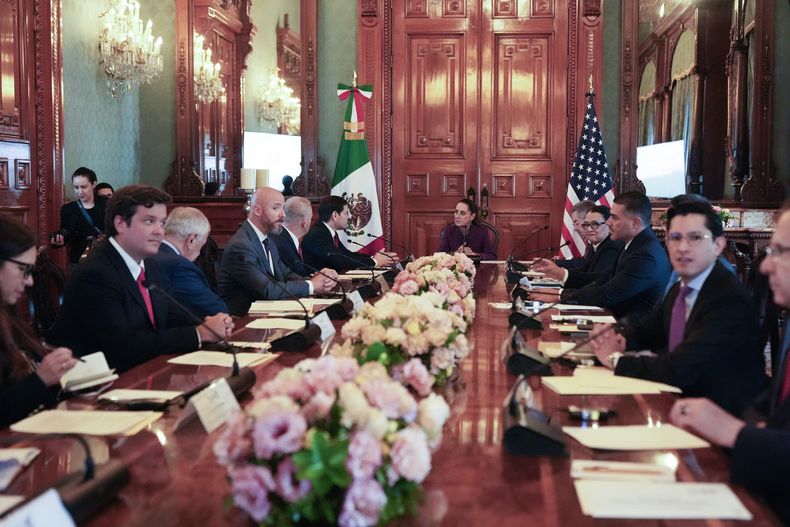 El secretario de Estado de Estados Unidos, Marco Rubio (arriba a la izquierda), se reúne con la presidenta mexicana, Claudia Sheinbaum, en el Palacio Nacional de la Ciudad de México, el miércoles 3 de septiembre de 2025. (Foto AP/Jacquelyn Martin, Pool)