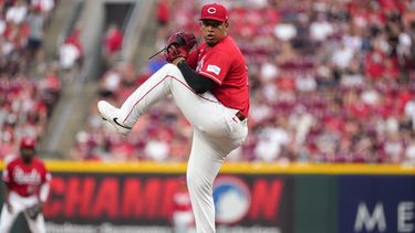 El venezolano José Franco, de los Rojos de Cincinnati, realiza un lanzamiento en el segundo juego de una doble cartelera ante los Guardianes de Cleveland, el martes 28 de julio de 2026 (AP Foto/Kareem Elgazzar)