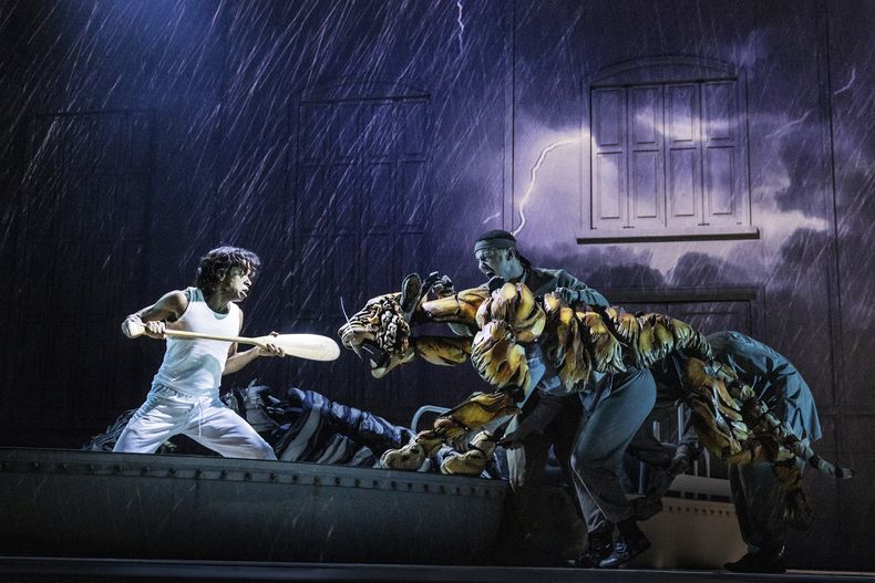En esta imagen proporcionada por Polk & Co. Hiran Abeysekera en una escena de Life of Pi. (Polk & Co. vía AP)