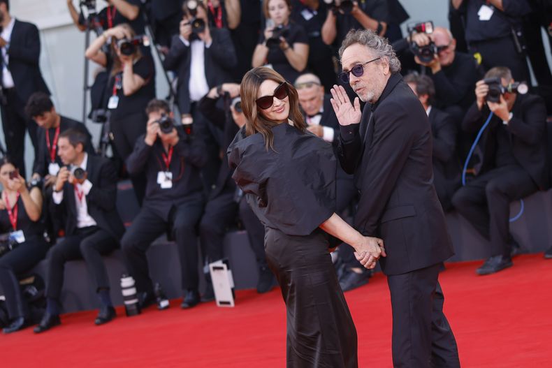 Monica Bellucci, izquierda, y el director Tim Burton posan a su llegada al estreno de la película Beetlejuice Beetlejuice y a la ceremonia de apertura de la 81ª edición del Festival de Cine de Venecia en Venecia, Italia, el miércoles 28 de agosto de 2024. (Foto Vianney Le Caer/Invision/AP)