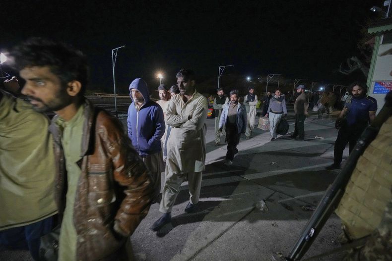 Pasajeros rescatados por fuerzas de seguridad de un tren de pasajeros atacado por insurgentes llegan a una estación ferroviaria en Much, en la provincia paquistaní de Baluchistán, el martes 13 de marzo de 2025. (AP Foto/Anjum Naveed)