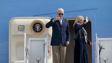 Joe Biden viaja al exterior sumido en problemas internos