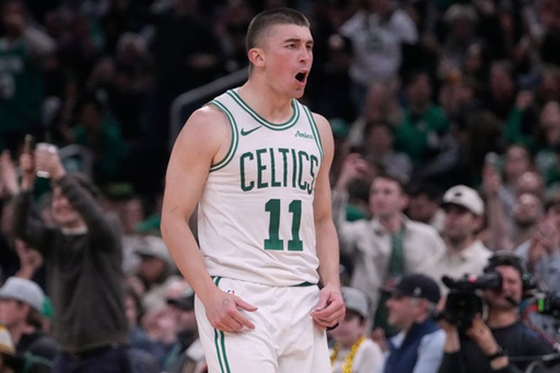 Payton Pritchard, de los Celtics de Boston, festeja luego de atinar un triple ante los Hawks de Atlanta, en el duelo del viernes 27 de marzo de 2026 (AP Foto/Charles Krupa)