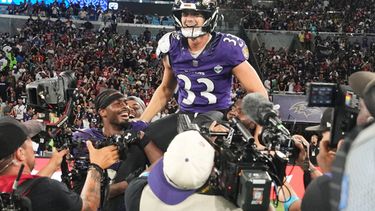 El pateador de los Ravens de Baltimore, Tyler Loop (33), celebra tras ganar un partido de fútbol americano de la NFL contra los Cowboys de Dallas, en Río de Janeiro, el domingo 27 de septiembre de 2026. (Foto AP/Fernando Llano) Baltimore Ravens place kicker Tyler Loop (33) celebrates after winning an NFL football game against the Dallas Cowboys in Rio de Janeiro, Sunday, Sept. 27, 2026. (AP Photo/Fernando Llano)