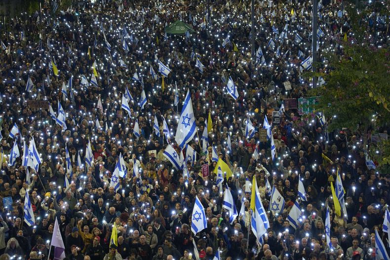 Gente en una protesta reclamando la liberación inmediata de los rehenes en poder de Hamás en la Franja de Gaza, en Tel Aviv, Israel, el sábado 22 de marzo de 2025. (AP Foto/Ohad Zwigenberg)