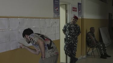 Un hombre revisa una lista de votantes en un centro de votación en Beirut, Líbano, el 4 de mayo del 2025. (AP foto/Hassan Ammar)
