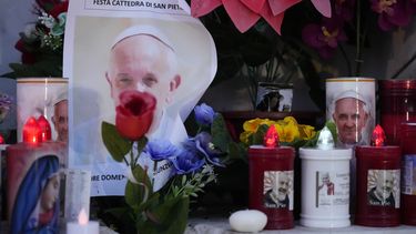 Velas encendidas cerca de fotos del papa Francisco ante la Policlínica Agostino Gemelli en Roma, el domingo 23 de febrero de 2025, donde está hospitalizado el papa desde el 14 de febrero. (AP Foto/Gregorio Borgia)