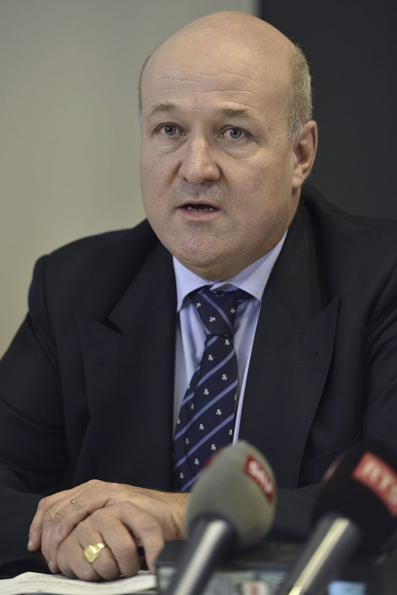 El abogado suizo Eric Cottier habla en Lausana, el 15 de mayo de 2013 (Martial Trezzini/Keystone via AP)
