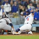 El venezolano Miguel Rojas (11), de los Dodgers de Los Ángeles, es puesto out por el receptor de los Astros de Houston, el puertorriqueño Martín Maldonado, en la cuarta entrada del partido en Los Ángeles, el viernes 23 de junio de 2023. (AP Photo/Jae C. Hong)