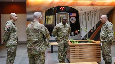 Miembros de las fuerzas armadas, incluyendo de la Guardia Nacional, en un edificio de la Autoridad de Transporte de la Ciudad de Nueva York, el 6 de marzo de 2024. (Foto AP/Mary Altaffer)