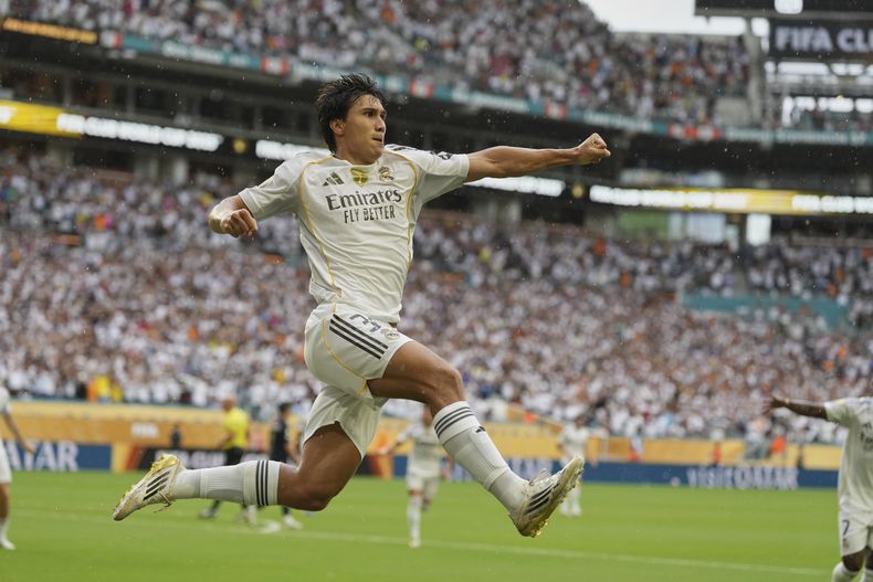 Gonzalo García celebra tras anotar para el Real Madrid ante la Juventus de Turín en los octavos de final del Mundial de Clubes, el martes 1 de julio de 2025, en Miami Gardens, Florida. (AP Foto/Rebecca Blackwell)
