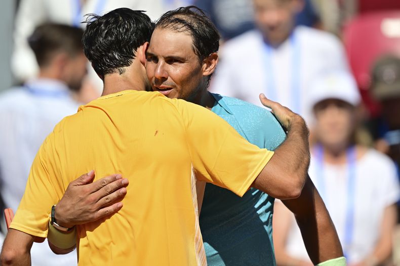 El portugués Nuno Borges abraza a Rafael Nadal después de que venció al español en la final del Abierto de Nordea el Bastad, Suecia el domingo 21 de julio del 2024. (Bjoern Larsson Rosvall/TT News Agency via AP)