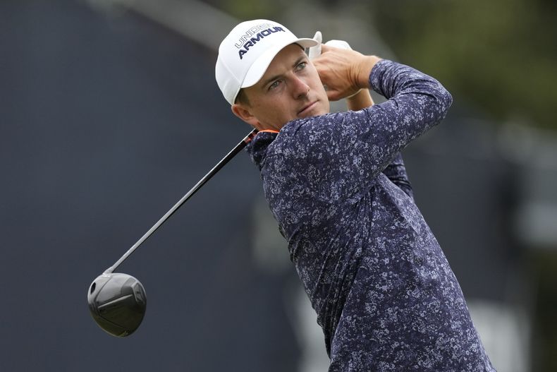 Jordan Spieth observa su tiro de salida hacia el hoyo 5 durante la segunda ronda del US Open, el viernes 16 de junio de 2023, en los Ángeles (AP Foto/Marcio J. Sánchez)