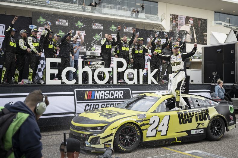 William Byron (derecha) celebra su victoria luego de la carrera en el Nascar Cup Series, el domingo 24 de marzo, en el Circuito de las Américas, en Austin, Texas. (AP Foto/Darren Abate)