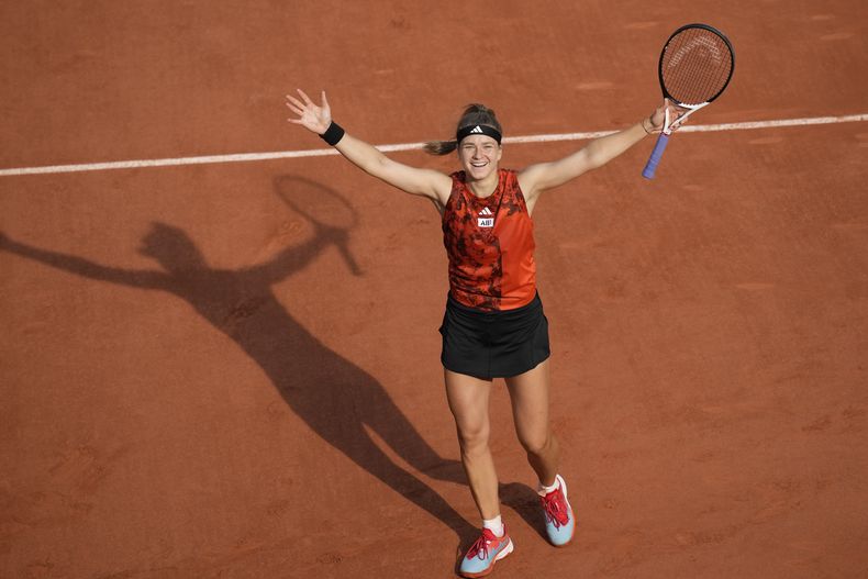 Karolina Muchova, de República checa, celebra después de ganar su partido de semifinal en el Abierto de Francia en contra de Aryna Sabalenka, de bielurrusia, en tres sets 7-6 (7-5), 6-7 (5-7), 7-5, en el estadio de Roland Garros, en París, el jueves 8 de junio de 2023. (AP Foto/Christophe Ena)