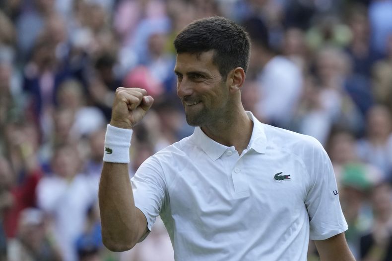 Novak Djokovic celebra tras vencer a Jordan Thompson en la segunda ronda del torneo de Wimbledon, el miércoles 5 de julio de 2023. (AP Foto/Alastair Grant)