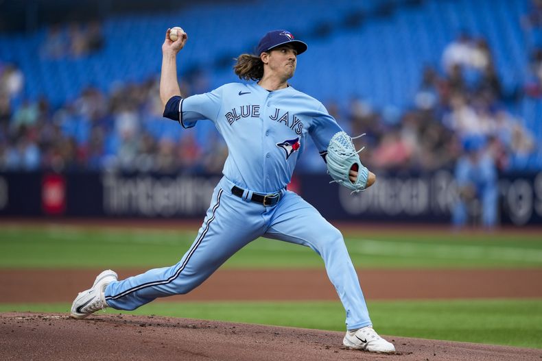 Kevin Gausman, abridor de los Azulejos de Toronto, hace un lanzamiento a un bateador de Houston durante el primer inning del encuentro del martes 6 de junio de 2023, ante los Astros de Houston (Andrew Lahodynskyj/The Canadian Press via AP)