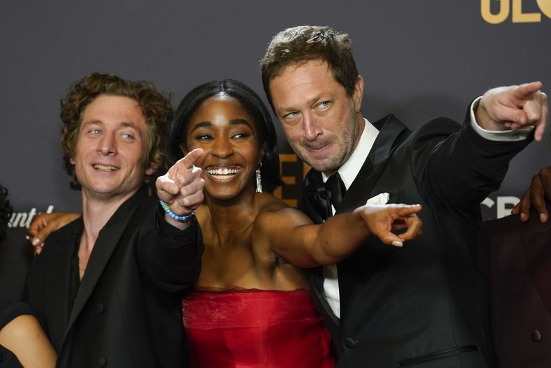 Jeremy Allen White, de izquierda a derecha, Ayo Edebiri, y Ebon Moss-Bachrach posan en la sala de prensa con el premio a la mejor serie de televisión musical o de comedia por The Bear en la 81a edición de los Globos de Oro el domingo 7 de enero de 2024, en el Hotel Beverly Hilton en Beverly Hills, California. (Foto AP/Chris Pizzello)