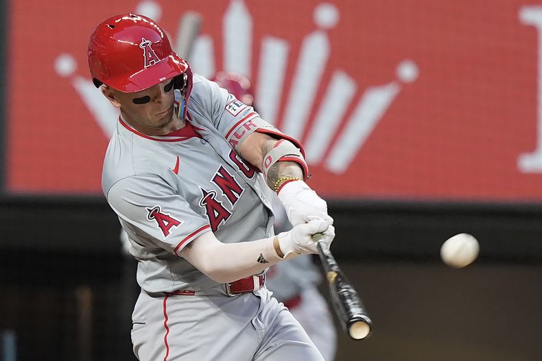 Zach Neto, de los Angelinos de Los Ángeles, batea jonrón con el que también anotó su compañero de equipo Jo Adell durante la cuarta entrada del juego de beisbol en contra de los Rangers de Texas, en Arlington, Texas, el viernes 17 de mayo de 2024. (AP Foto/LM Otero)