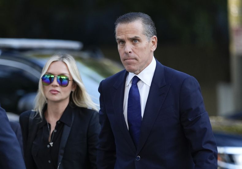 Hunter Biden, derecha, es acompañado por su esposa Melissa Cohen Biden a su llegada a una corte federal para la selección de los miembros del jurado en su juicio por cargos por impuestos, el jueves 5 de septiembre de 2024, en Los Ángeles. (AP Foto/Jae C. Hong)